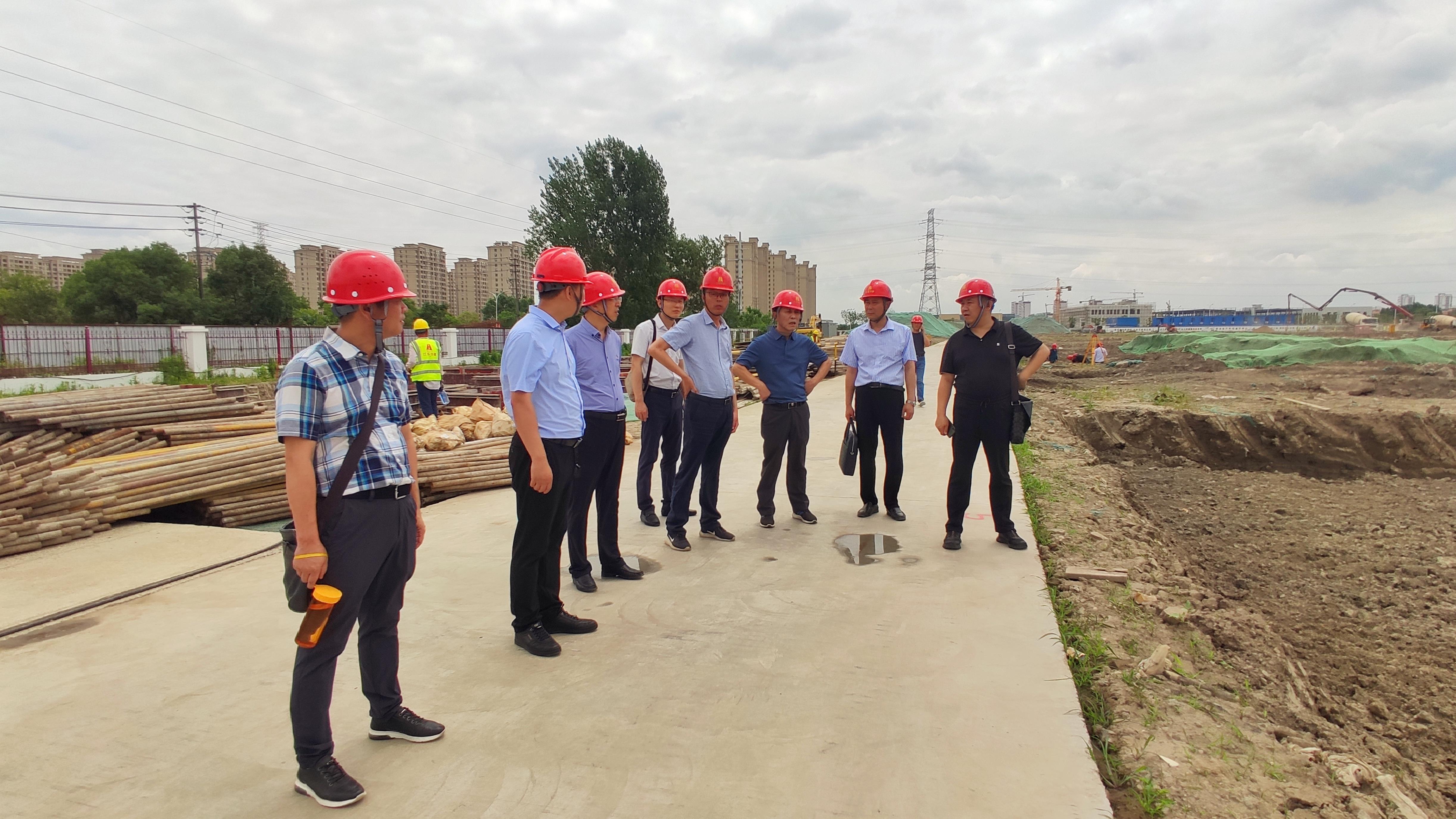 圖1-7、徐永海檢查保來得新廠區(qū)項(xiàng)目.jpg