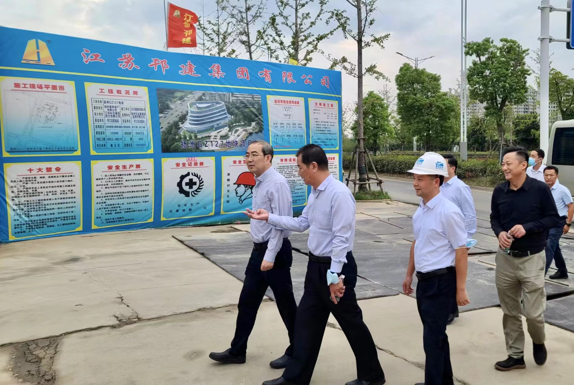 圖1-8、趙慶紅市長(zhǎng)率隊(duì)檢查GZ127項(xiàng)目.jpg