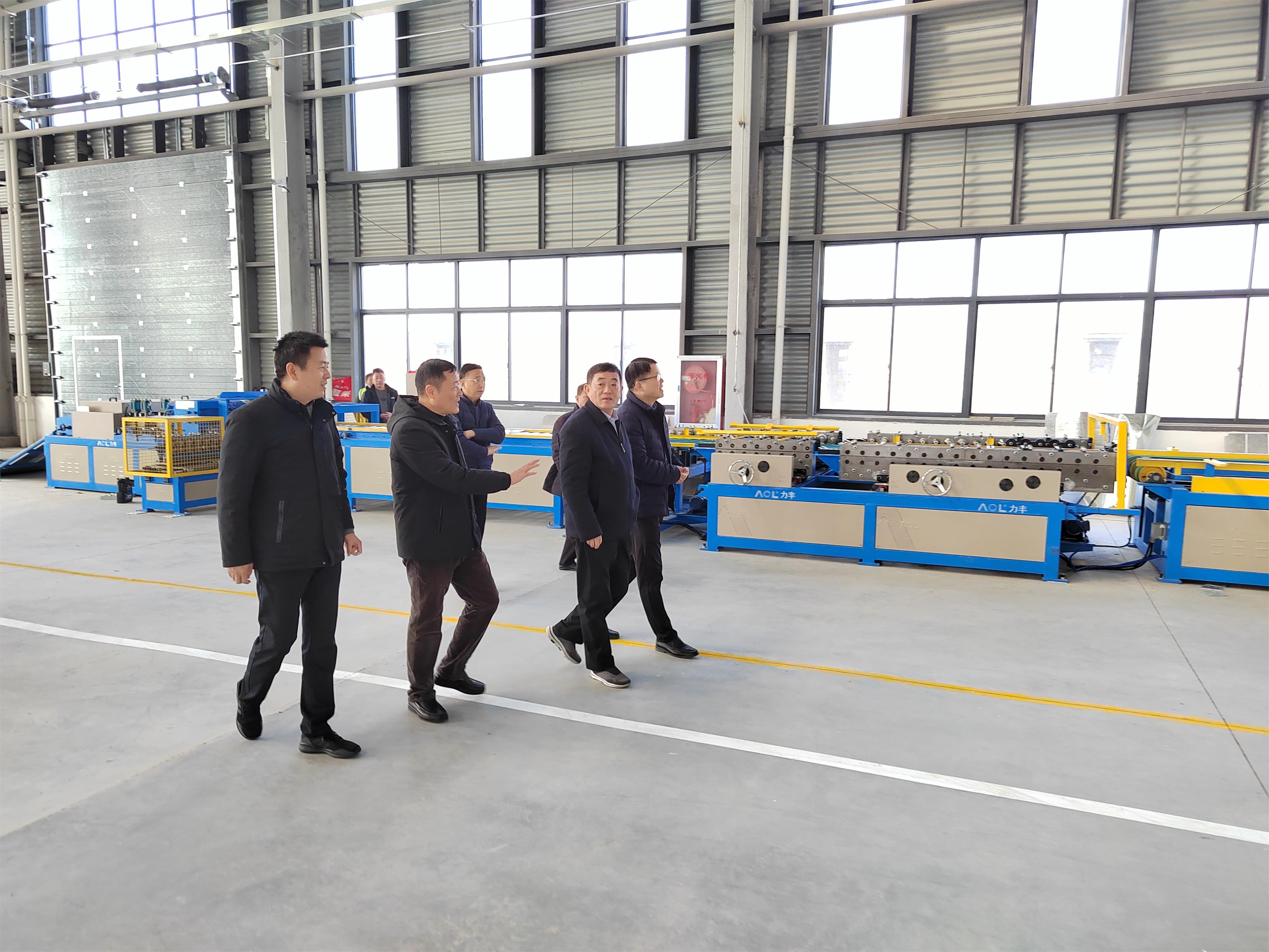 圖1-1、范世宏董事長(zhǎng)調(diào)研設(shè)備安裝處.jpg