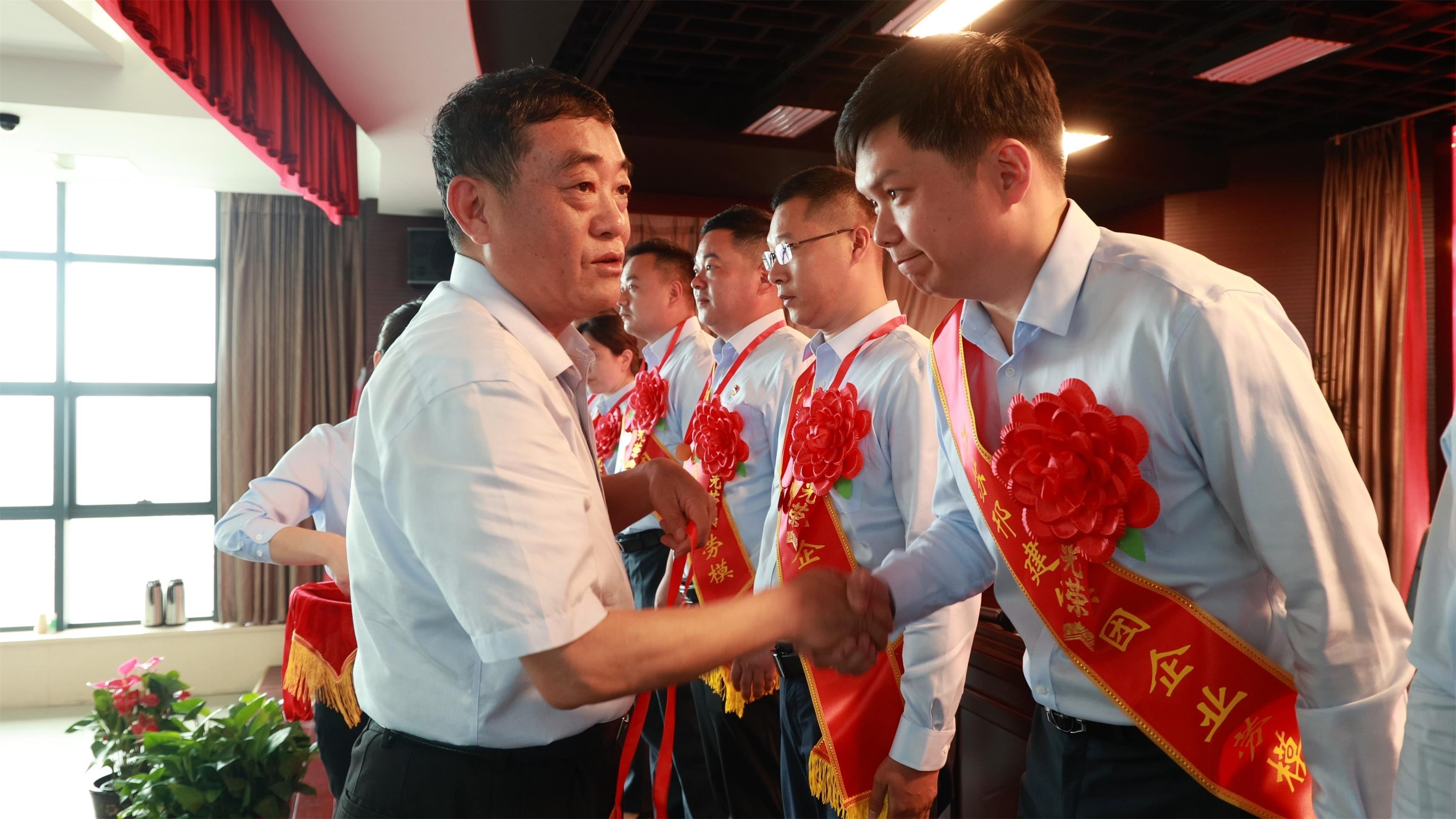 圖1-2、范世宏董事長給勞模頒發(fā)獎(jiǎng)?wù)?jpg