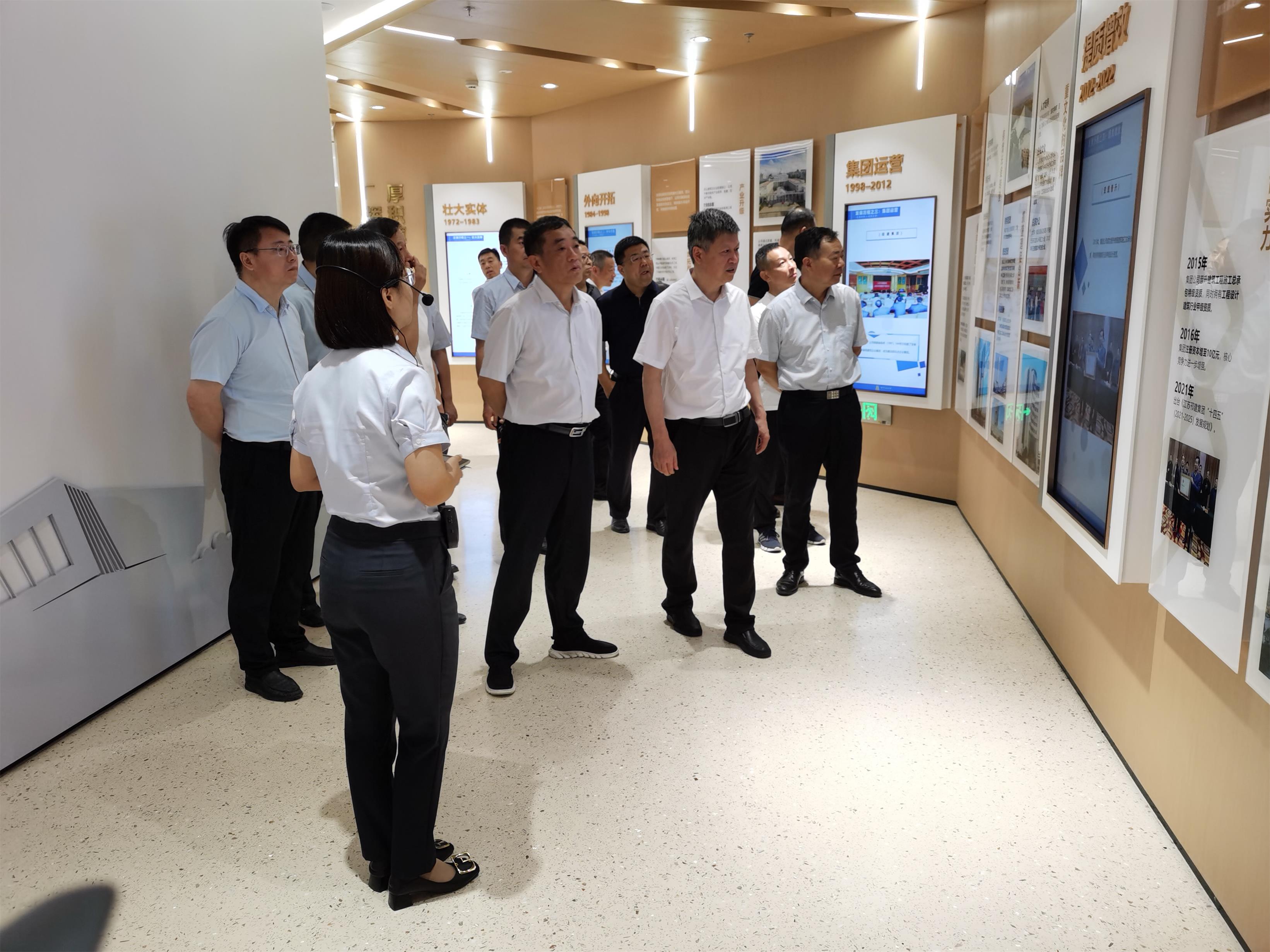 圖1-2、走訪團(tuán)參觀創(chuàng)新發(fā)展體驗(yàn)館.jpg