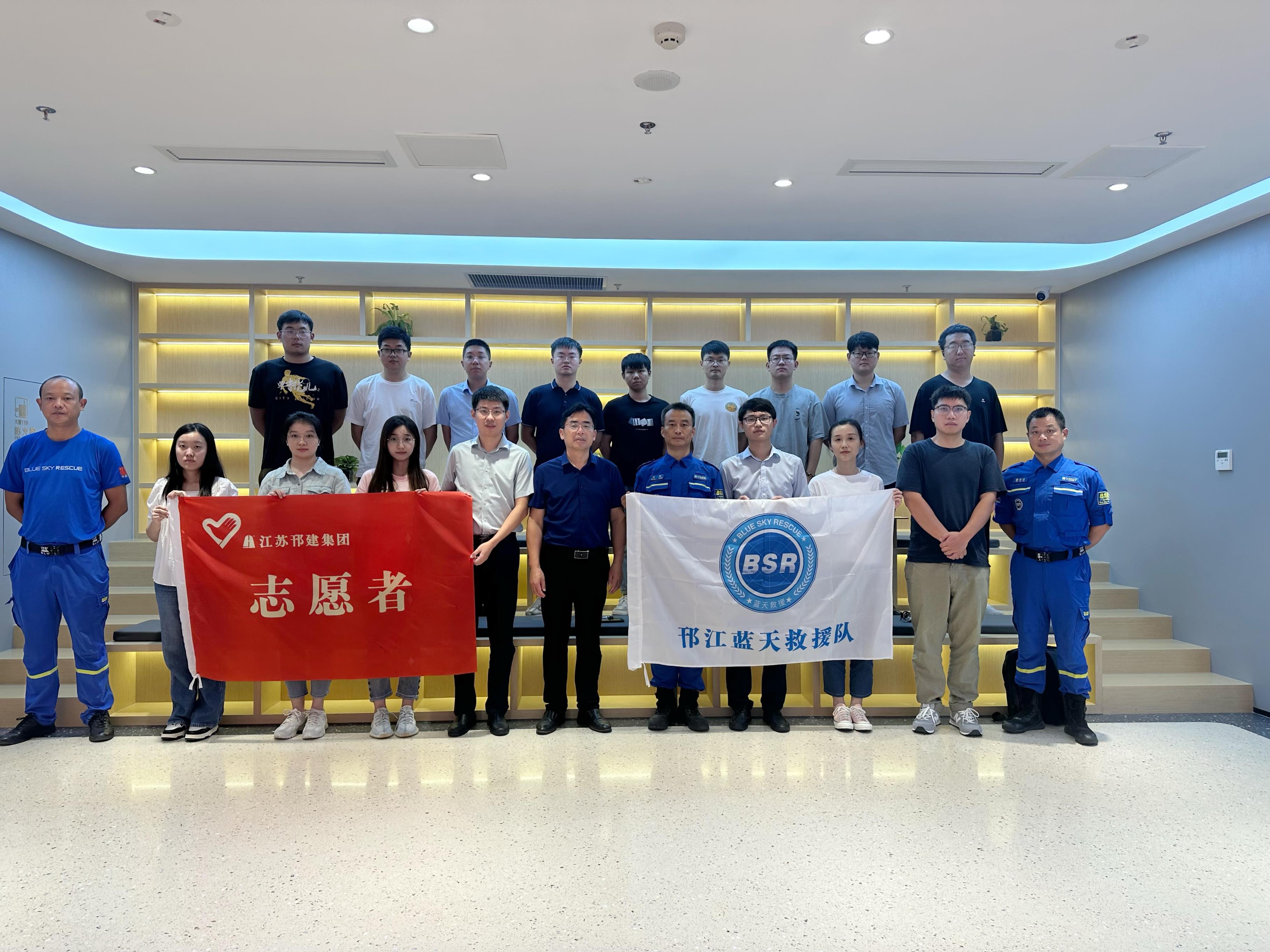 圖1-4 、志愿者服務(wù)隊(duì)急救培訓(xùn).jpg